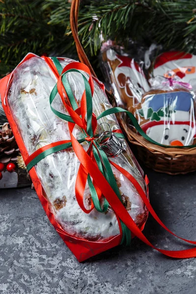 Домашний Рождественский Торт Украшенный Пряничным Печеньем Новогоднем Окружении Темном Фоне — стоковое фото