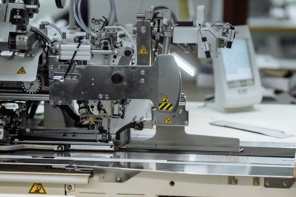 Швейная машинка нацарапала ткань. пошив на заводе.