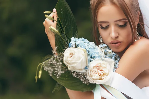 Pengantin Wanita Cantik Dengan Gaun Pengantin Megah Berpose Antara Tanaman — Stok Foto