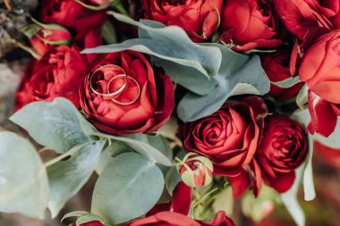 Çiçeklere çift ya da nikah yüzüğü tak, yüzüklere odaklan.