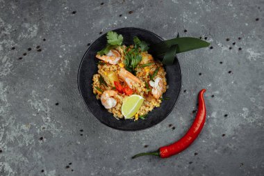 Siyah tabakta karidesli Tayland pirinci. telif hakkı yeri.