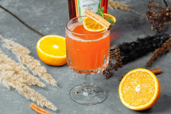 Aperollü kış kokteyli. Sıcak aperol. Yılbaşı ve Noel için kokteyl. Aperol spritz martini, ananas suyu ve baharatlı Noel kokteyli..