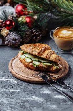Kruvasanla yeni yıl kahvaltısı. Karidesli yeni yıl kruvasanı. Yeni yıl ve Noel konsepti.