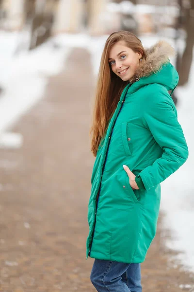 Mladá Žena Prochází Zimním Parku Zimní Park Sněhu Oblečení Reklamní — Stock fotografie