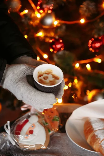 Hände Fäustlingen Halten Eine Heiße Tasse Kaffee Coffee Winter — Stockfoto