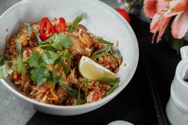 Tavuk ve sebzeli Tayland pilavı. yazıtlar için yer.