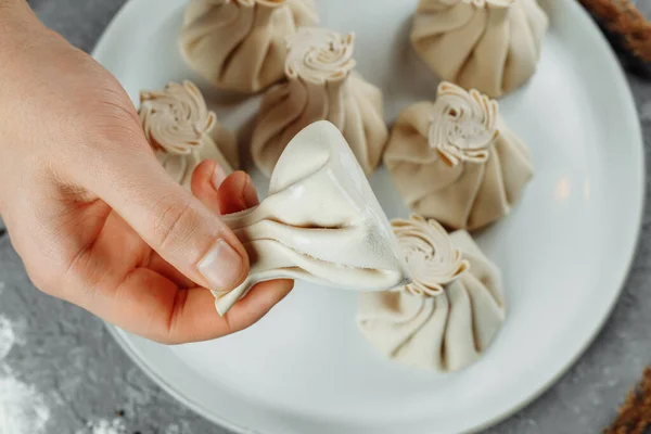 Mano Sostiene Chikali Por Cola Khinkali Restaurante Georgiano Mano Cocina — Foto de Stock