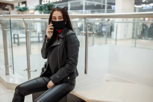 Menina Com Máscara Preta Médica Telefone Celular Centro Comercial Pandemia — Fotografia de Stock