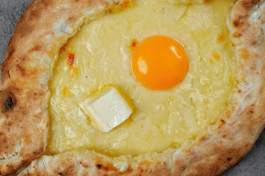 Adjarian 'da Khachapuri. Mozzarella ve yumurtalı açık turta. Gürcistan mutfağı