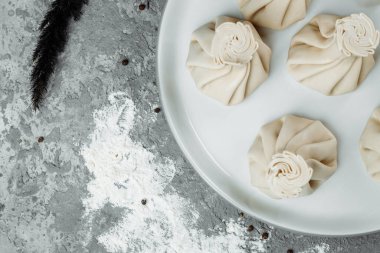 Kafkas mutfağı - Beyaz tabakta etli Khinkali