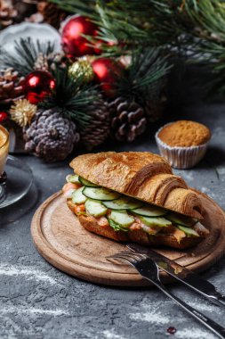 Kruvasanla yeni yıl kahvaltısı. Karidesli yeni yıl kruvasanı. Yeni yıl ve Noel konsepti