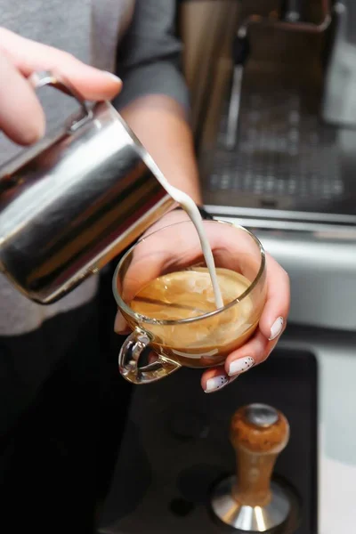 Primer plano de barista vertiendo leche en arte capuchino o latte —  Fotos de Stock