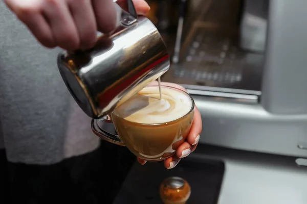 Closeup de barista derramando leite em cappuccino arte ou latte — Fotografia de Stock