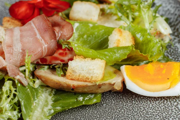 Salada de césar em uma chapa cinza com decoração e copyspace — Fotografia de Stock