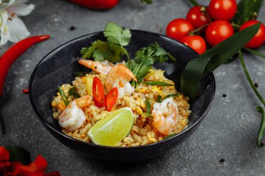 Siyah tabakta karidesli Tayland pirinci. telif hakkı yeri.