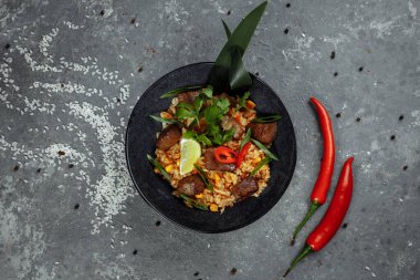 Gri desenli arka planda sığır eti ve sebzeli kızarmış pirinç..