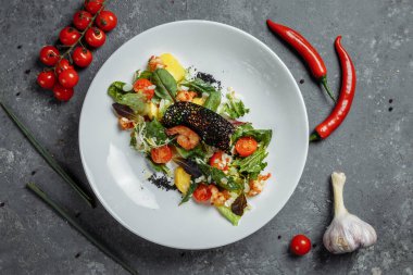 Restoranda geleneksel karides ve mango salatası. Biberiyeli karides salatası, mango, vişneli domates, salata karışımı, mango sosu. telif hakkı yeri.