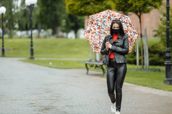 Ein Maskiertes Mädchen Läuft Die Straße Entlang Ein Mädchen Mit — Stockfoto
