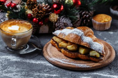 Kruvasanla yeni yıl kahvaltısı. Çikolatalı ve fırında ananaslı yeni yıl kruvasanı..