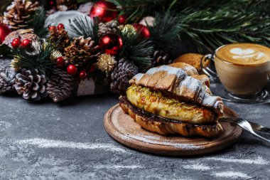 Kruvasanla yeni yıl kahvaltısı. Çikolatalı ve fırında muzlu yeni yıl kruvasanı..