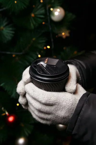 Hände Fäustlingen Halten Eine Heiße Tasse Kaffee Coffee Winter — Stockfoto