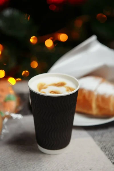 Weihnachtskaffee Und Croissants Mit Geschenken Und Spielzeug Auf Dem Hintergrund — Stockfoto