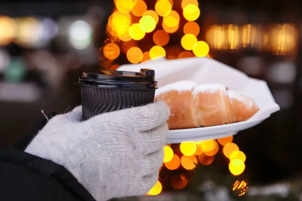 Hände Fäustlingen Halten Eine Heiße Tasse Kaffee Und Ein Croissant — Stockfoto