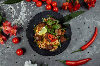 Gri desenli arka planda sığır eti ve sebzeli kızarmış pirinç..