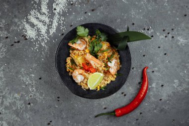 Siyah tabakta karidesli Tayland pirinci. telif hakkı yeri.