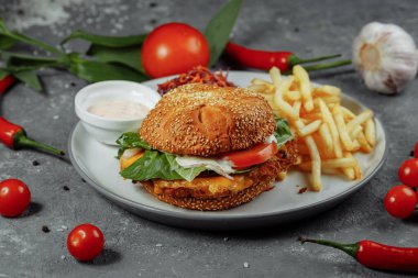 Taze ve kızarmış balık burger ve sebze..