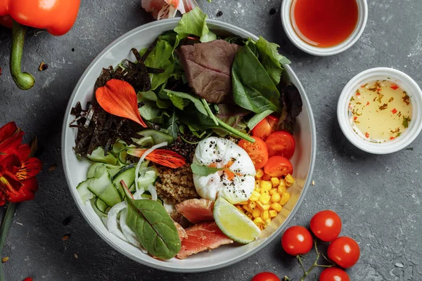 Taze, hafif bir kahvaltı, iş yemeği. Haşlanmış yumurta, karabuğday, kırmızı balık, taze salata, salatalık ve kiraz domatesli kahvaltı, iş yemeği konsepti.