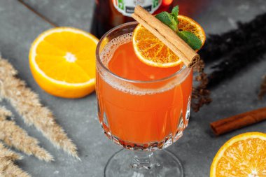 Aperollü kış kokteyli. Sıcak aperol. Yılbaşı ve Noel için kokteyl. Aperol spritz martini, ananas suyu ve baharatlı Noel kokteyli..