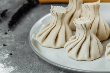 Kafkas mutfağı - Beyaz tabakta etli Khinkali.