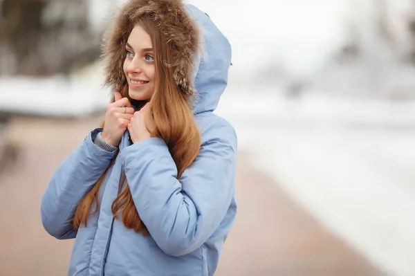 Mladá Žena Prochází Zimním Parku Zimní Park Sněhu Oblečení Reklamní — Stock fotografie