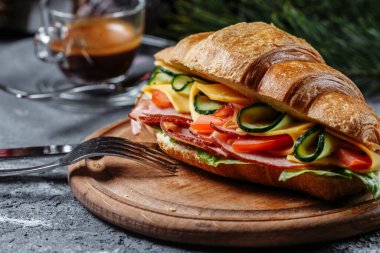 Kruvasanla yeni yıl kahvaltısı. Jambon peynirli ve domatesli yeni yıl kruvasanı. Yeni yıl ve Noel konsepti.