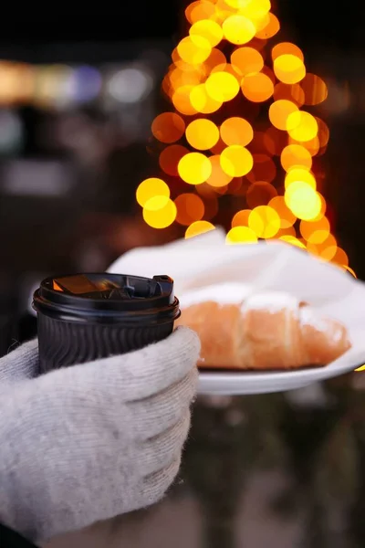 Hände Fäustlingen Halten Eine Heiße Tasse Kaffee Und Ein Croissant — Stockfoto