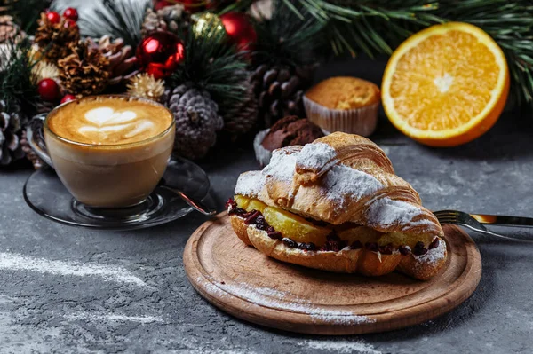 Neujahrsfrühstück Mit Croissants Neujahrscroissant Mit Schokolade Und Gebackener Orange — Stockfoto