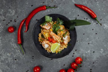 Siyah tabakta karidesli Tayland pirinci. telif hakkı yeri.