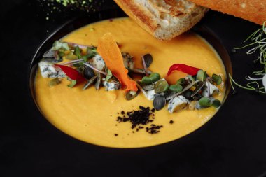 Sonbahar balkabağı kremalı çorba..