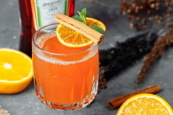 Aperollü kış kokteyli. Sıcak aperol. Yılbaşı ve Noel için kokteyl. Aperol spritz martini, ananas suyu ve baharatlı Noel kokteyli..