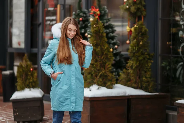 Mladá Žena Prochází Zimním Parku Zimní Park Sněhu Oblečení Reklamní — Stock fotografie