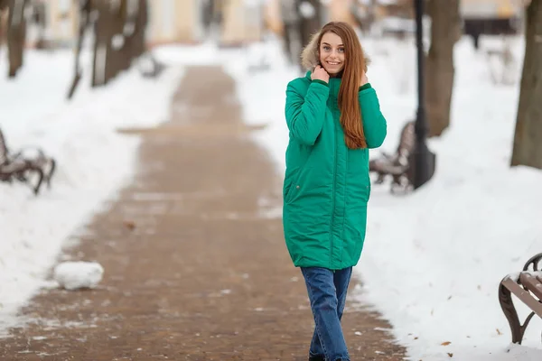 Ung Kvinna Går Vinterparken Vinterpark Snön Kläder Reklam Foto Koncept — Stockfoto