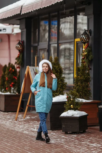 Junge Frauen Gehen Winterpark Spazieren Winterpark Schnee Kleiderwerbung Foto Konzept — Stockfoto