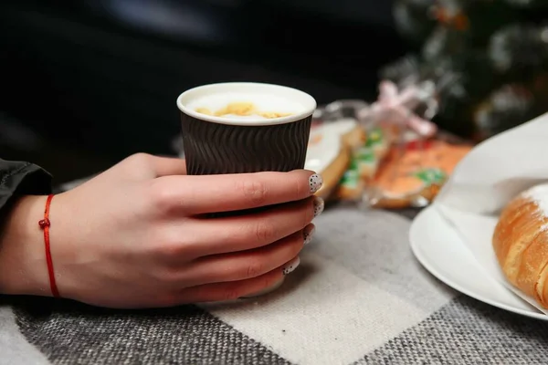 Ręce Trzymają Gorącą Kawę Kawa Wynos Zimą — Zdjęcie stockowe