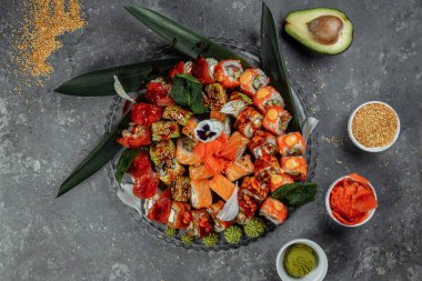 Kristal tepside suşi ruloları. Philadelphia, Yeşil Ejder, Hawaii, Kızıl Ejder, Ebi Shake