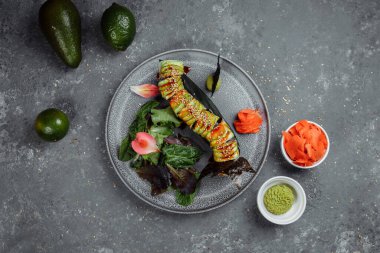 Japon suşisi -yeşil ejderha. Avokado, soğan, somon ve suşi peyniri. Üst görünüm