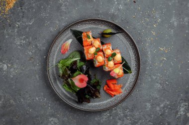 Somon balıklı suşi rulosu. Avokado kraliyet krem peyniri. Philadelphia havyarlı havyar tobika chuka. Suşi menüsü. Japon yemeği.