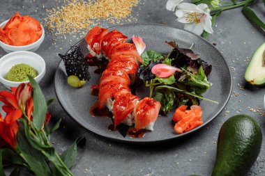 Japon suşi-kırmızı ejderha. Avokado, somon ve suşi peyniri. Üst görünüm