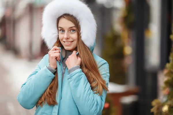 Junge Frauen gehen im Winterpark spazieren. Winterpark im Schnee. Kleiderwerbung Foto-Konzept — Stockfoto