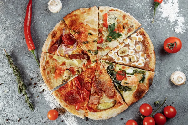 8 dilim ve lezzetli malzemelerle sulu bir pizza..